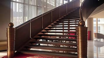 Una escalera con alfombra estampada y diseño moderno.