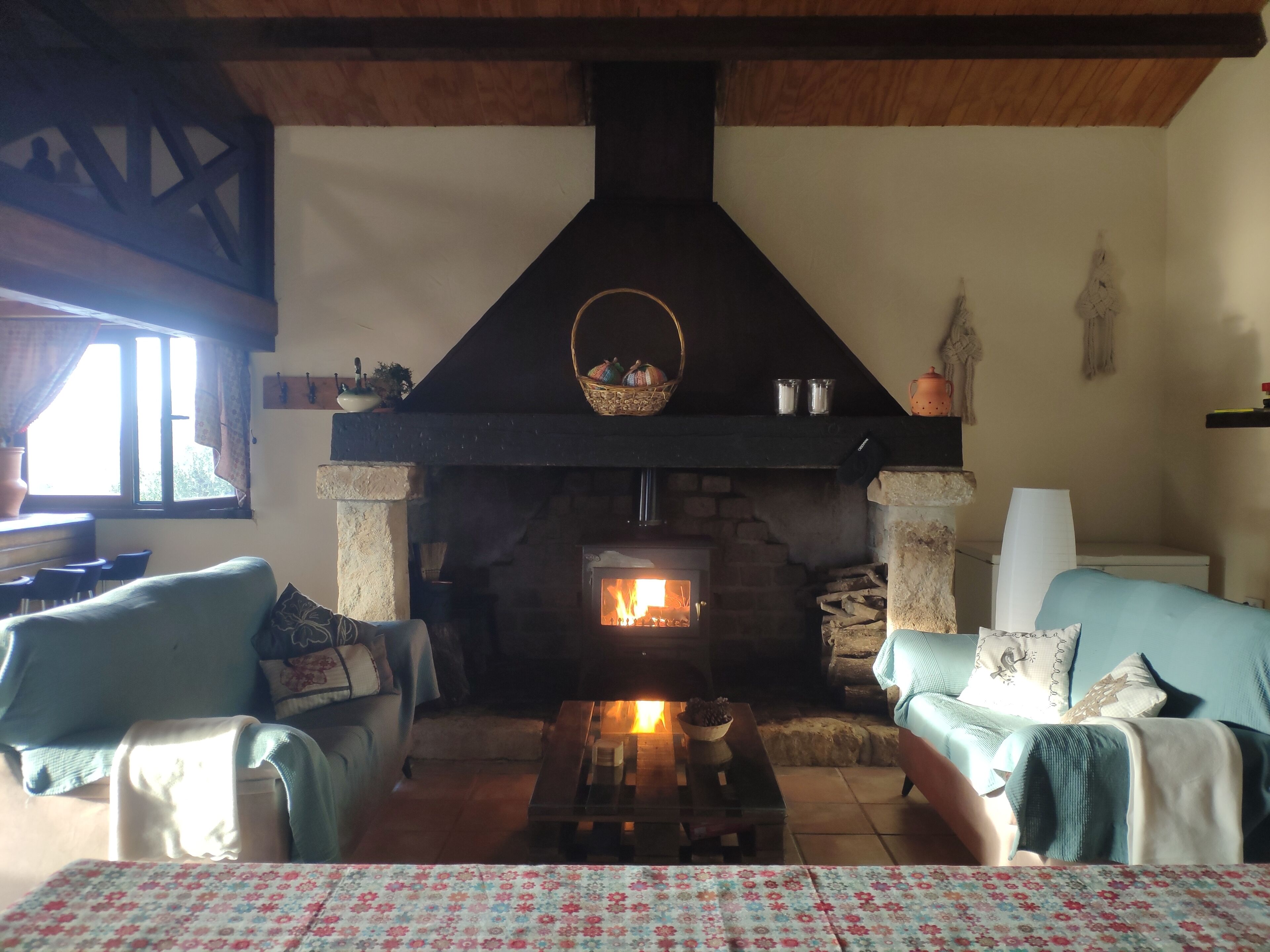 Smart-TV, Kamin, Bücher