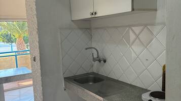 Panoramic Studio | Private kitchenette | Mini-fridge, stovetop, cookware/dishes/utensils, freezer