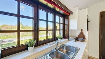 Een koelkast, een magnetron, een oven, een kookplaat