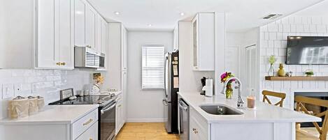 Jääkaappi, mikroaaltouuni, uuni, liesi