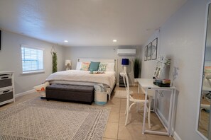 5 Schlafzimmer, Schreibtisch, Bügeleisen/Bügelbrett, Reisekinderbett