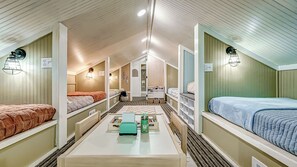 5 quartos, escrivaninha, ferros/tábuas de passar roupa, berço de viagem
