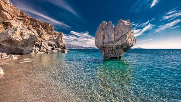 Una spiaggia nelle vicinanze, lettini da mare