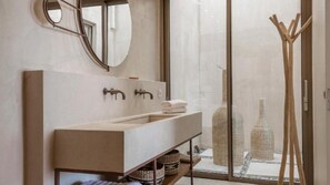 تجهيزات دش، مناشف، صابون، شامبو