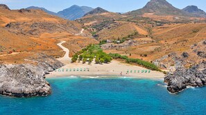 بالقرب من الشاطئ، كراسي للتشمس