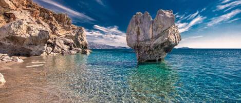 Una spiaggia nelle vicinanze, lettini da mare