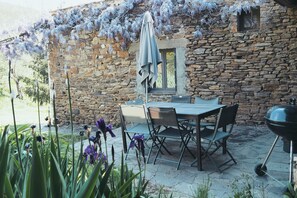 Outdoor dining - Gîte au Sein de Notre Ferme en Pierre du Xviie Siècle (Massiac)