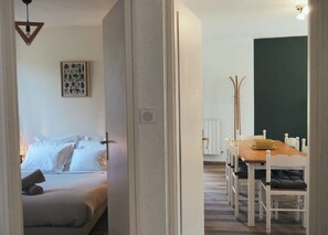 3 bedrooms, iron/ironing board, WiFi, bed sheets - Gîte au Sein de Notre Ferme en Pierre du Xviie Siècle (Massiac)