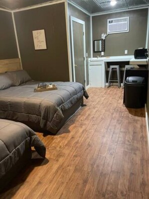 1 habitación, tabla de planchar con plancha, internet y ropa de cama