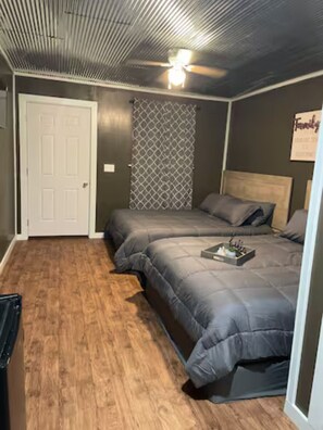 1 bedroom, iron/ironing board, Internet, bed sheets - Hogan's Hideout Cozy Cottage #6 (Eminence)