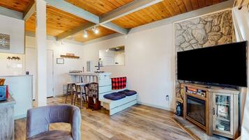 Televisión y chimenea