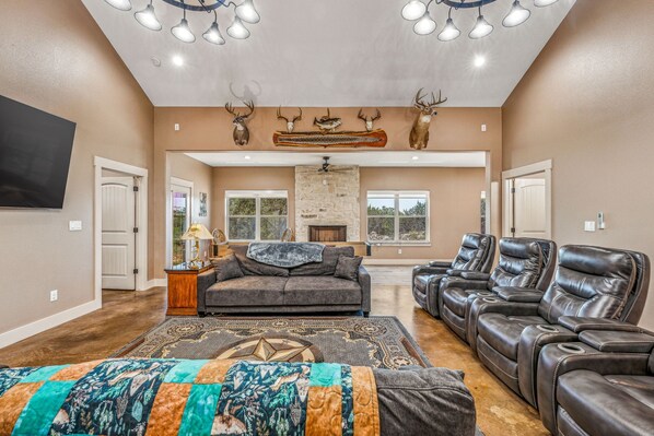 Smart TV, fireplace