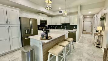 Geladeira, micro-ondas, fogão, cooktop