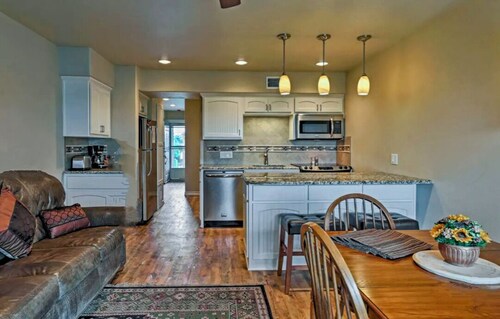 Updated Comal River Condo, 2 bedroom,2 bath, 1 mi to Schlitterbahn