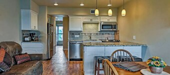 Updated Comal River Condo, 2 bedroom,2 bath, 1 mi to Schlitterbahn