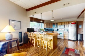 Kylskåp, mikrovågsugn, ugn och spishäll