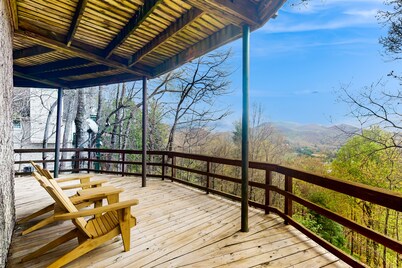 Snowbird-friendly cabin with amazing mountain views, porch & central AC