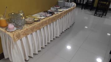 Free daily buffet breakfast