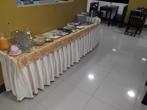 Esmorzar diari d'estil bufet gratuït