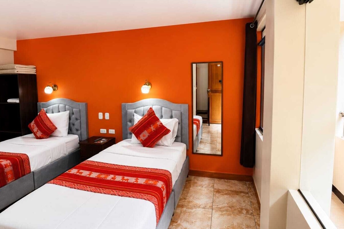 Standard Twin Room, Mountain View | Desk, WiFi (free), bed sheets