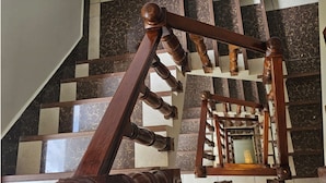 A wooden staircase with a geometric patterned floor. - Hotel Horizonte (Machu Picchu)