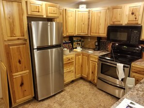 Een koelkast, een microgolfoven, een oven, een kookplaat