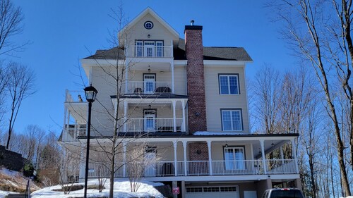 Next to mountain bike rides and C1 in Cantons and 5 mins away from main Chalet