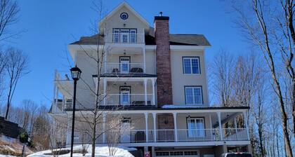 Next to mountain bike rides and C1 in Cantons and 5 mins away from main Chalet