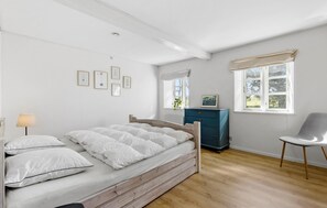 4 bedrooms, free WiFi - Cozy home in østermarie with kitchen (Østermarie)