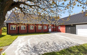 Exterior - Cozy home in østermarie with kitchen (Østermarie)