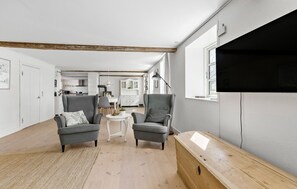 Smart TV, fireplace - Cozy home in østermarie with kitchen (Østermarie)