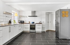 Kjøleskap, kokeplater og kaffetrakter/tekoker