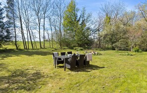 Outdoor dining - Cozy home in østermarie with kitchen (Østermarie)