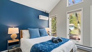 3 bedrooms, WiFi, bed sheets - Lakefront Pocono Retreat: Views, Hot Tub, Dock, Fire Pit (Tobyhanna)