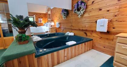 Romantic, country cabin for two with oversize jetted tub