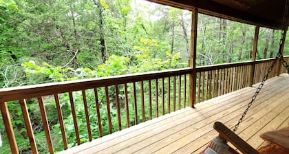 Romantic, country cabin for two with oversize jetted tub