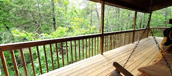 Romantic, country cabin for two with oversize jetted tub