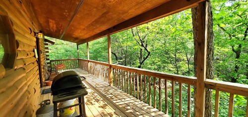 Romantic, country cabin for two with oversize jetted tub