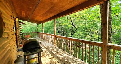 Romantic, country cabin for two with oversize jetted tub