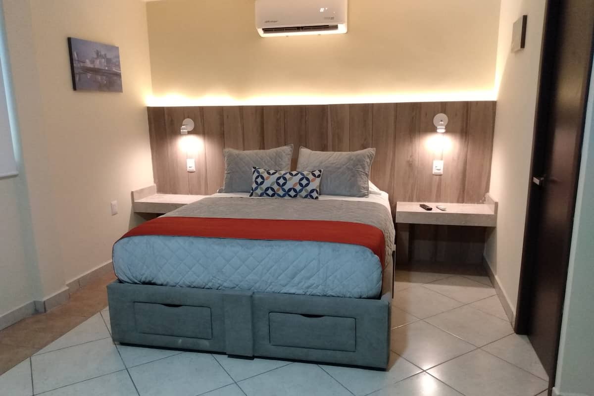 Standard Room | Egyptian cotton sheets, premium bedding, down comforters, minibar