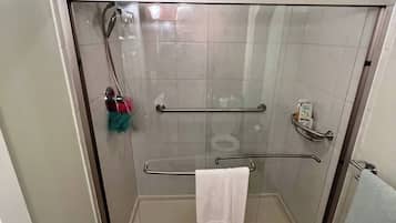 Een haardroger, handdoeken, zeep, toiletpapier