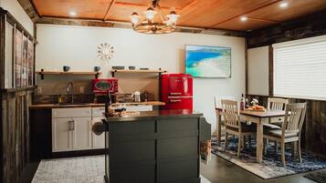 Frigorífico, microondas, placa de cocina y cafetera o tetera