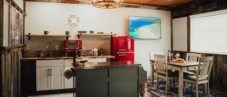 Kylskåp, mikrovågsugn, spishäll och kaffe- och tebryggare