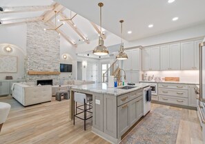 Refrigerador, microondas, horno, placa de cocina