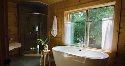 Spacious 4-season Cathance Lakefront Cottage, 25 minutes from Canadian Border
