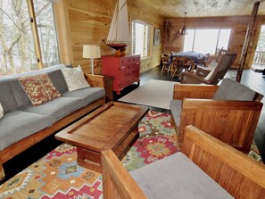 Älytelevisio, takka, DVD-soitin, kirjoja