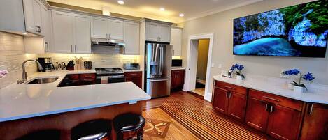 Réfrigérateur, micro-ondes, four, plaque de cuisson