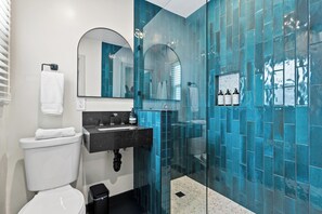 Douche, sèche-cheveux, serviettes fournies, savon