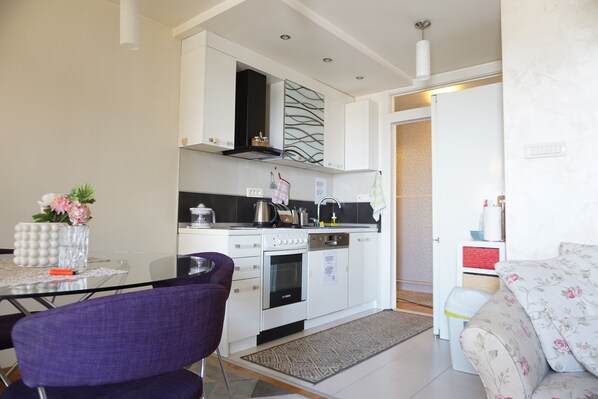 Un four, surface de cuisson, lave-vaisselle